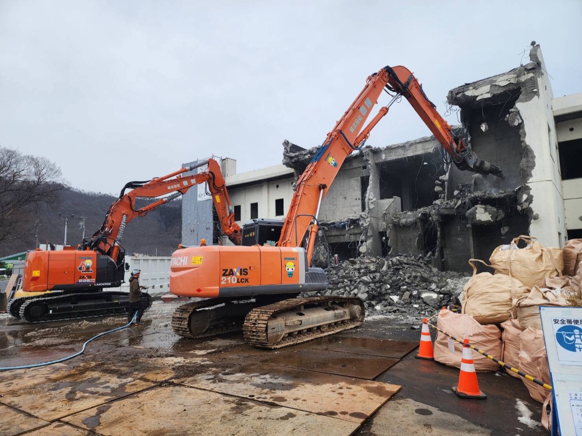 ZAXIS210による解体