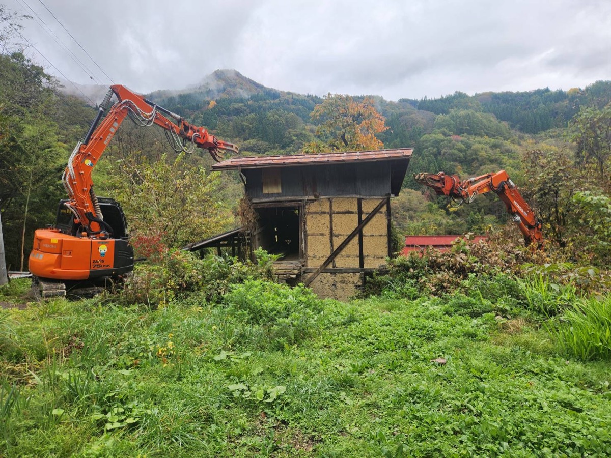山間部の空き家解体